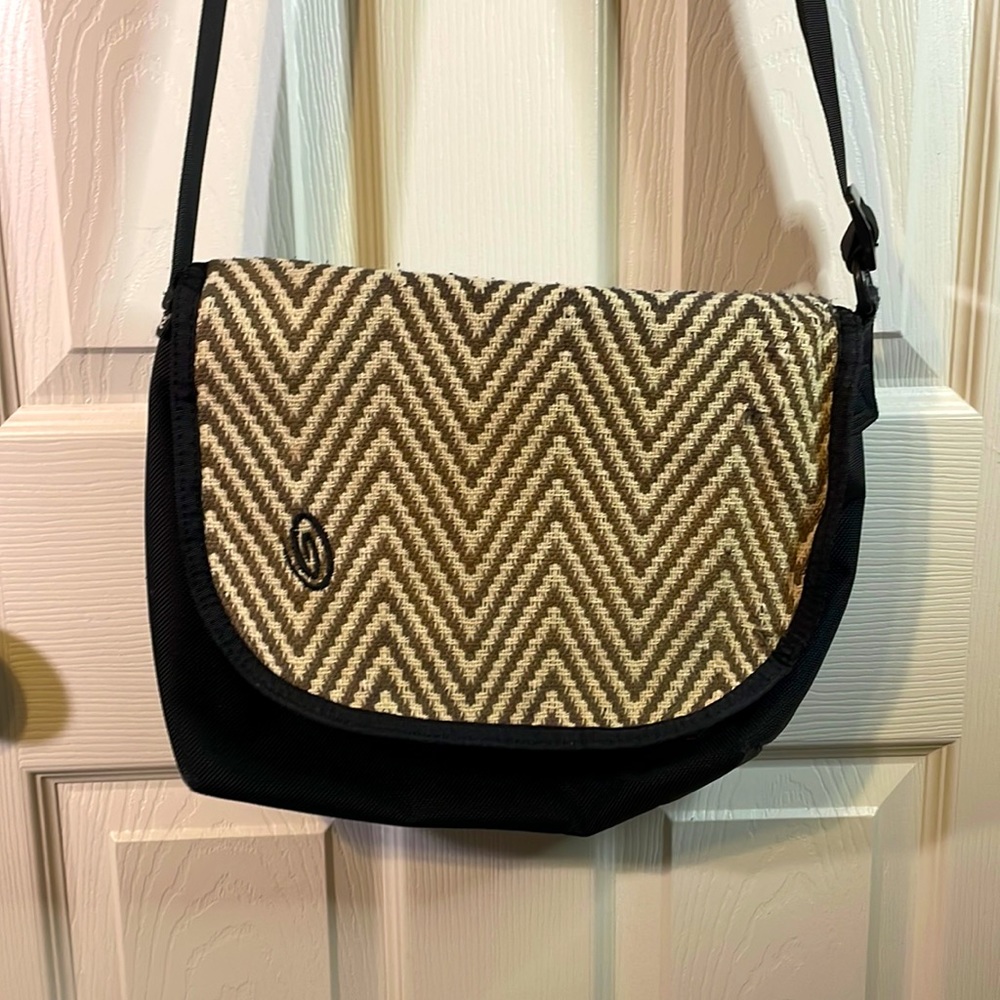 Timbuk2 small crossbody messenger bag black w/ tan / ivory chevron zig zags
